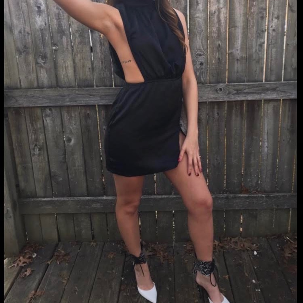 Black sleeveless dress